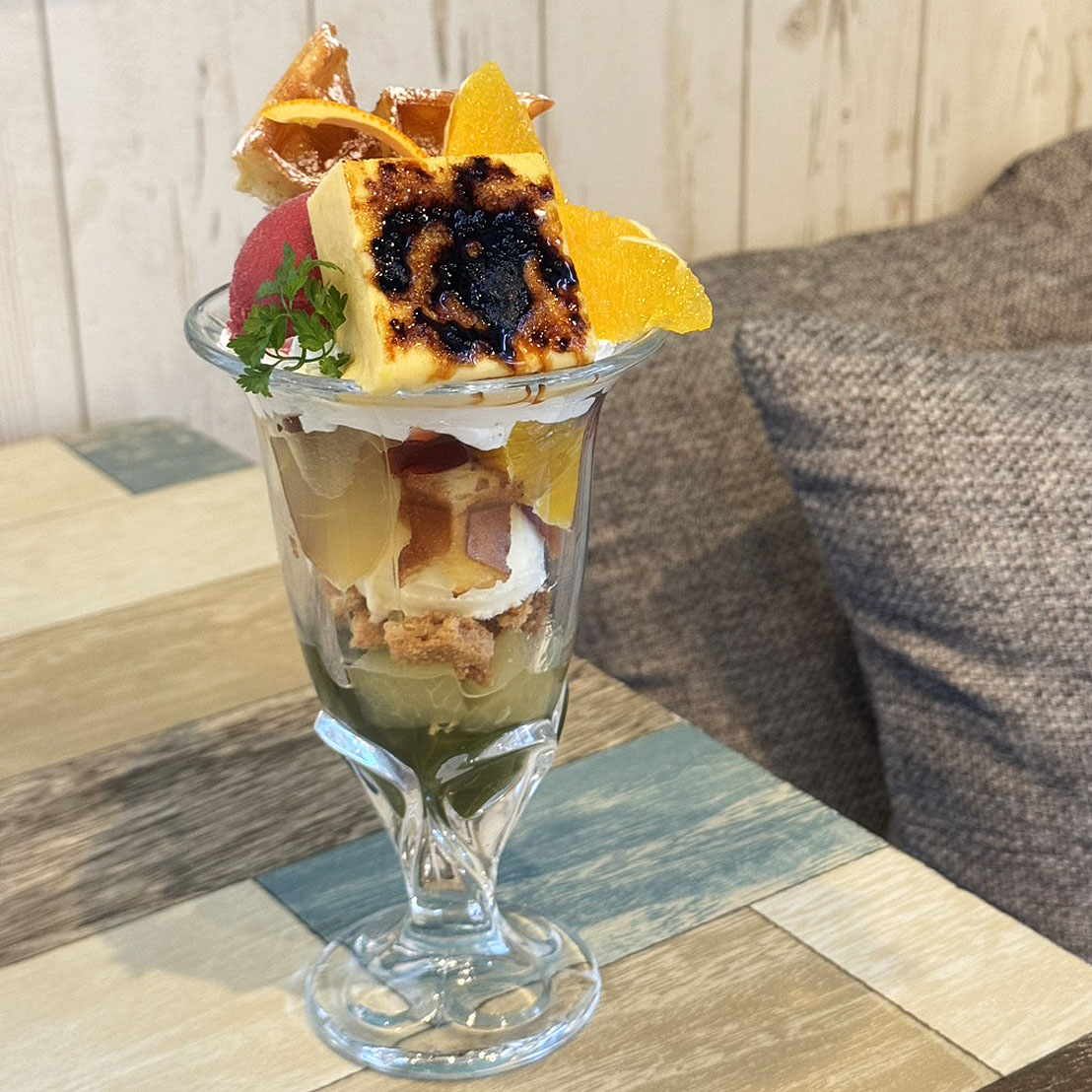 Blauw お芋カタラーナと果実のパフェ