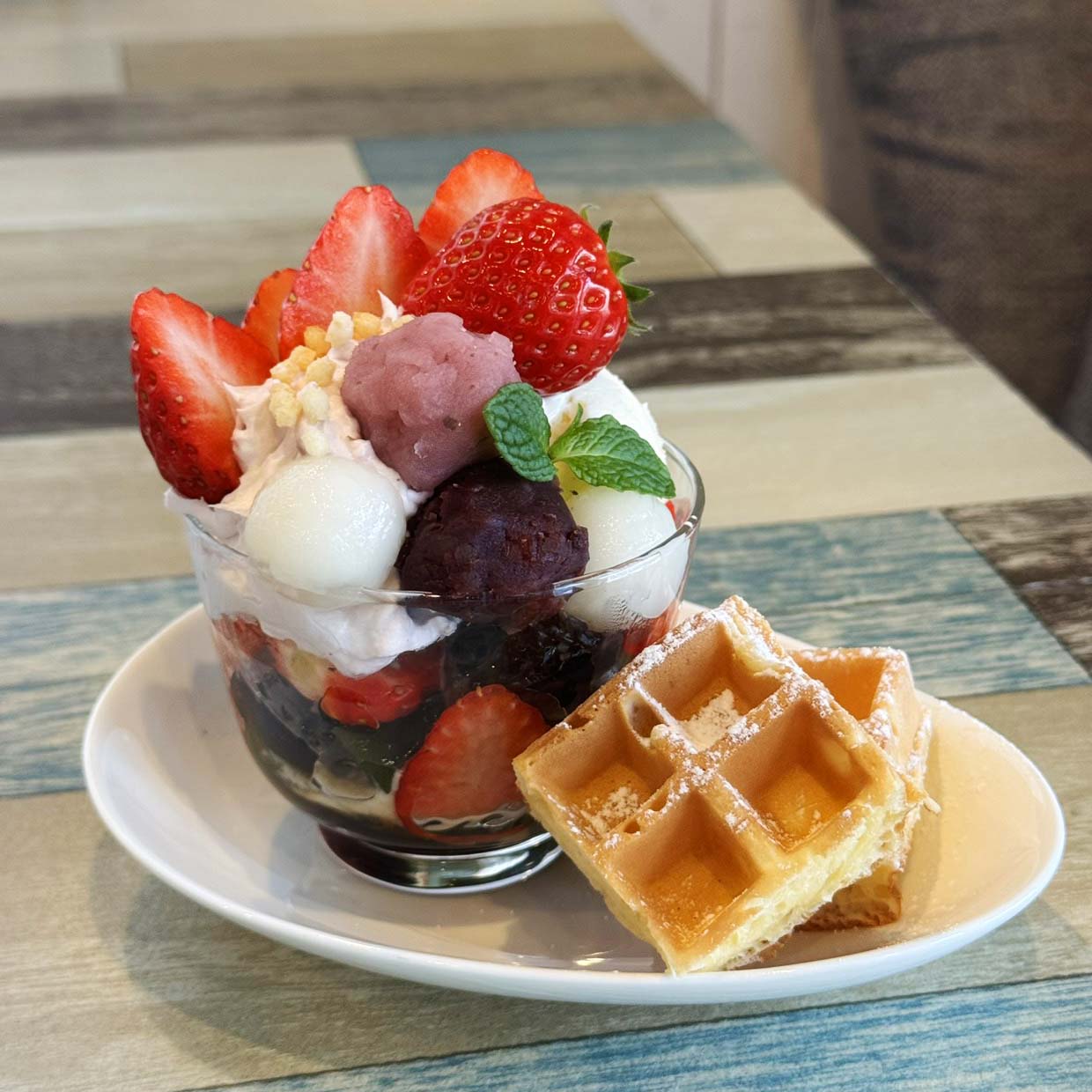 Blauw ワッフル屋さんの桜あんみつ