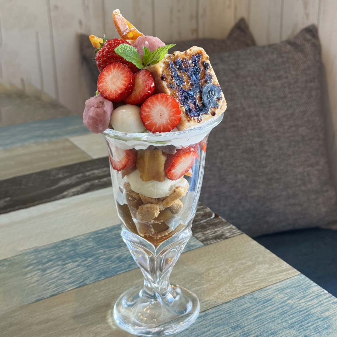 Blauw いちごと桜のカタラーナパフェ